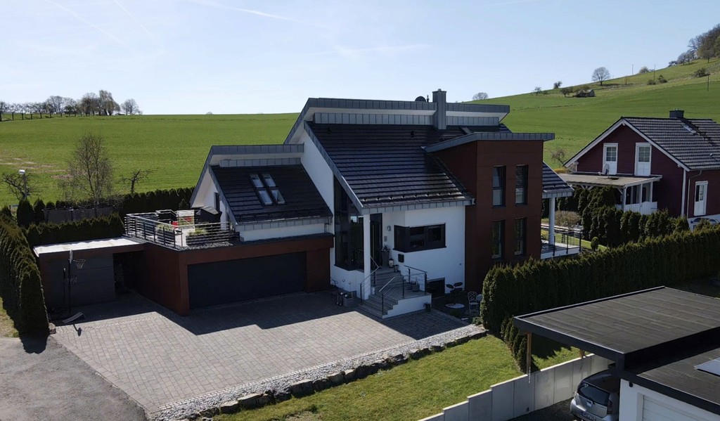Fertiggestelltes Einfamilienhaus mit neuem Dach